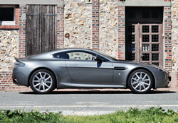 profil aston v8