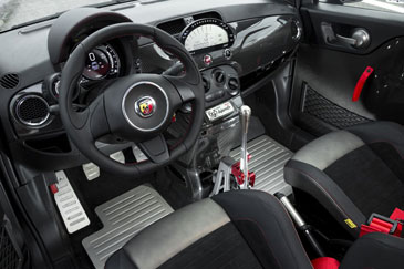 interieur abarth 695 biposto