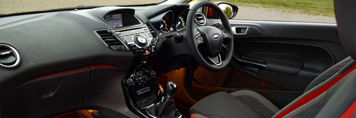 interieur ford fiesta black red edition