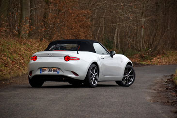 Mazda MX-5 d'occasion à toit souple ou rigide : laquelle choisir? - Guide  Auto