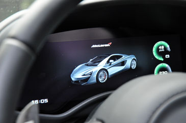 interieur mclaren 570gt compteurs