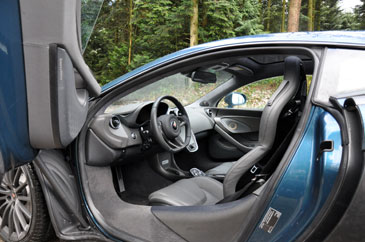 interieur ouverture portes mclaren 570gt