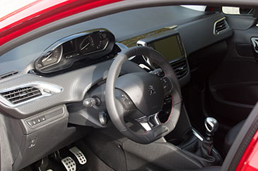 intérieur peugeot 208 gt line
