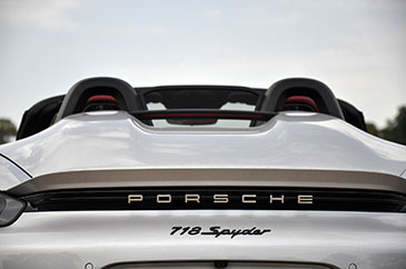 logo porsche 718 spyder