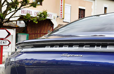 logo porsche taycan