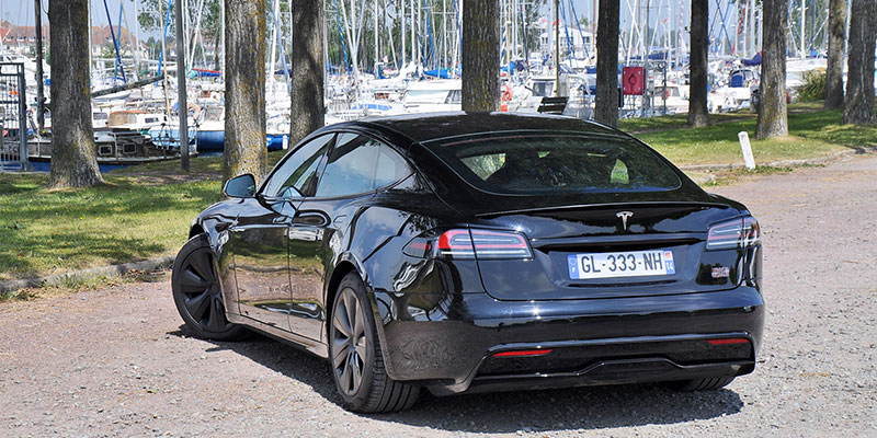 tesla model s plaid arriere restylage