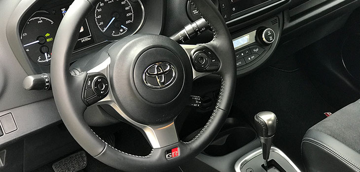 intérieur toyota yaris 100h gr sport