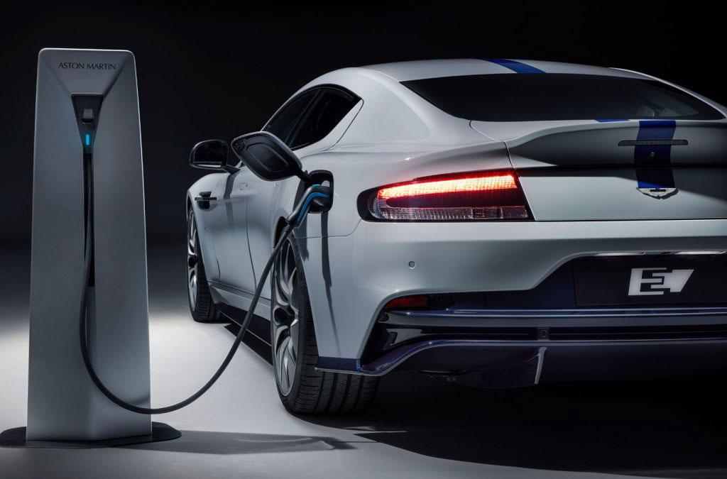 L'hybride arrive chez Aston Martin Aston-Martin-RapidE-charging