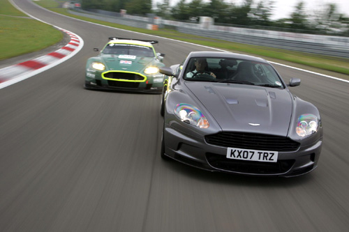 Aston Martin DBS : rencontre sur le Nürbürgring avec la DBR9