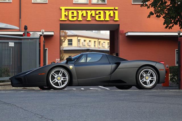 La seule Ferrari Enzo noir mat est à vendre