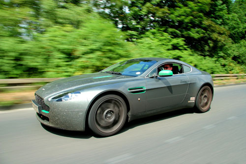 30000 miles en 30 jours, en Aston Martin V8  Vantage