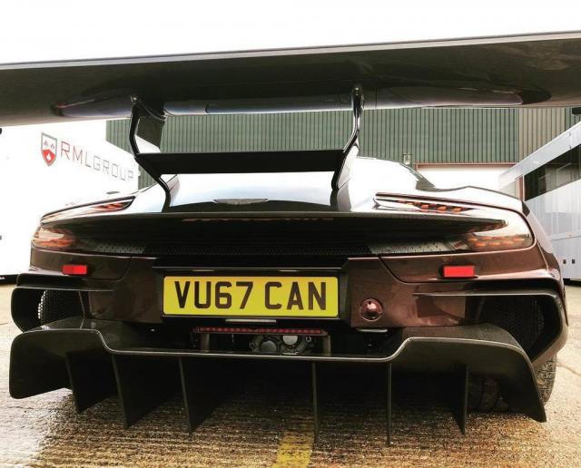 Une Aston Martin Vulcan Street legal ! Une Aston Martin Vulcan Street legal !