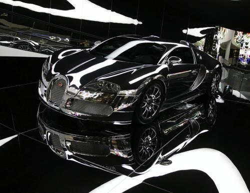 Bugatti Veyron mirror finish : oh miroir, mon beau miroir... Bugatti Veyron mirror finish : oh miroir, mon beau miroir...