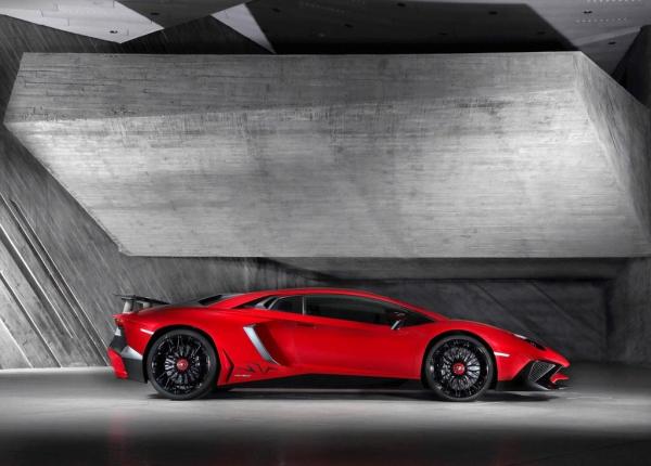 Lamborghini Aventador LP750-4 Superveloce (SV) Lamborghini Aventador LP750-4 Superveloce (SV)