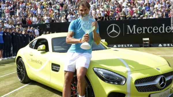 Une Mercedes AMG GT jaune offerte à Rafael Nadal Une Mercedes AMG GT jaune offerte à Rafael Nadal