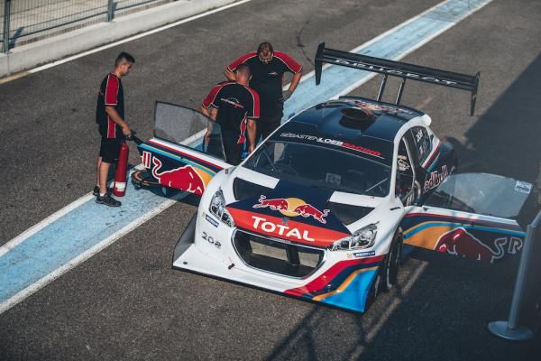 Sébastien Loeb achète sa 208 T16 Pikes Peak à Peugeot ! Sébastien Loeb achète sa 208 T16 Pikes Peak à Peugeot !