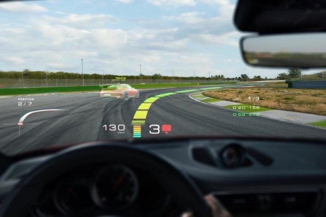 Porsche se met à la réalité augmentée avec WayRay Porsche se met à la réalité augmentée avec WayRay