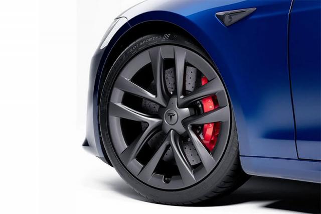 Tesla annonce des freins carbone-céramique pour la Model S Plaid