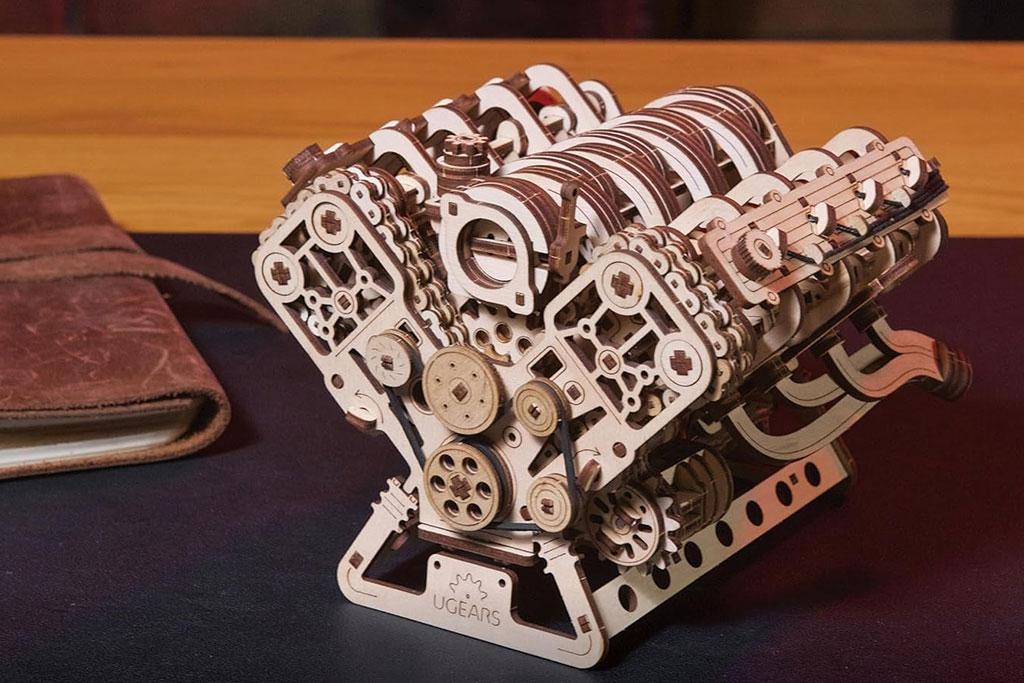 Cette maquette de V8 en bois tourne comme un vrai moteur ! Cette maquette de V8 en bois tourne comme un vrai moteur !