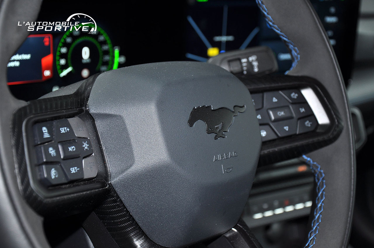 photo ford_mustang_mk7_dark_horse_09