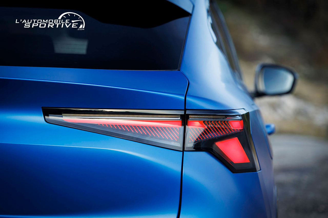 Agrandir la photo RENAULT RAFALE E-TECH 4X4 300 photo renault_rafale_e-tech_4x4_300_08