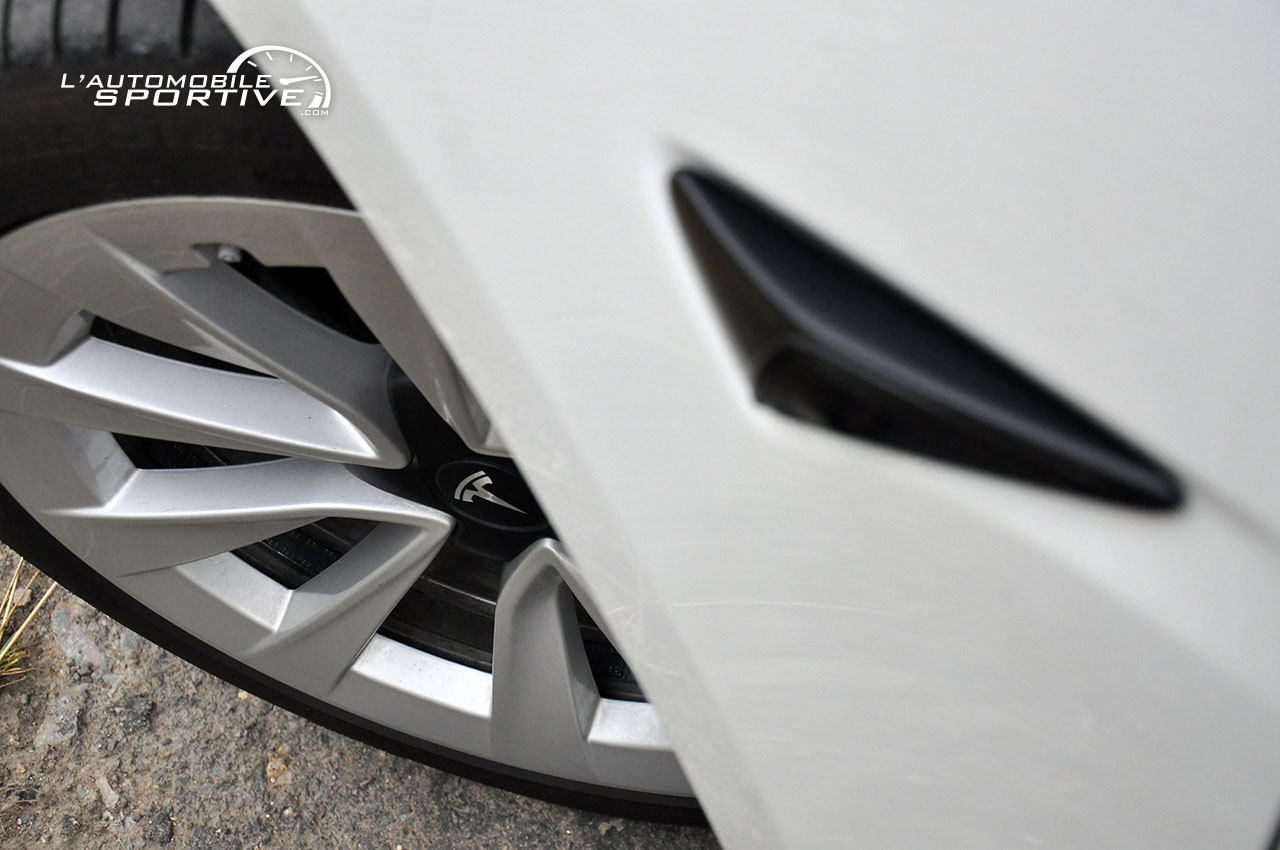 photo tesla_model_3_dual_motor_lr_03