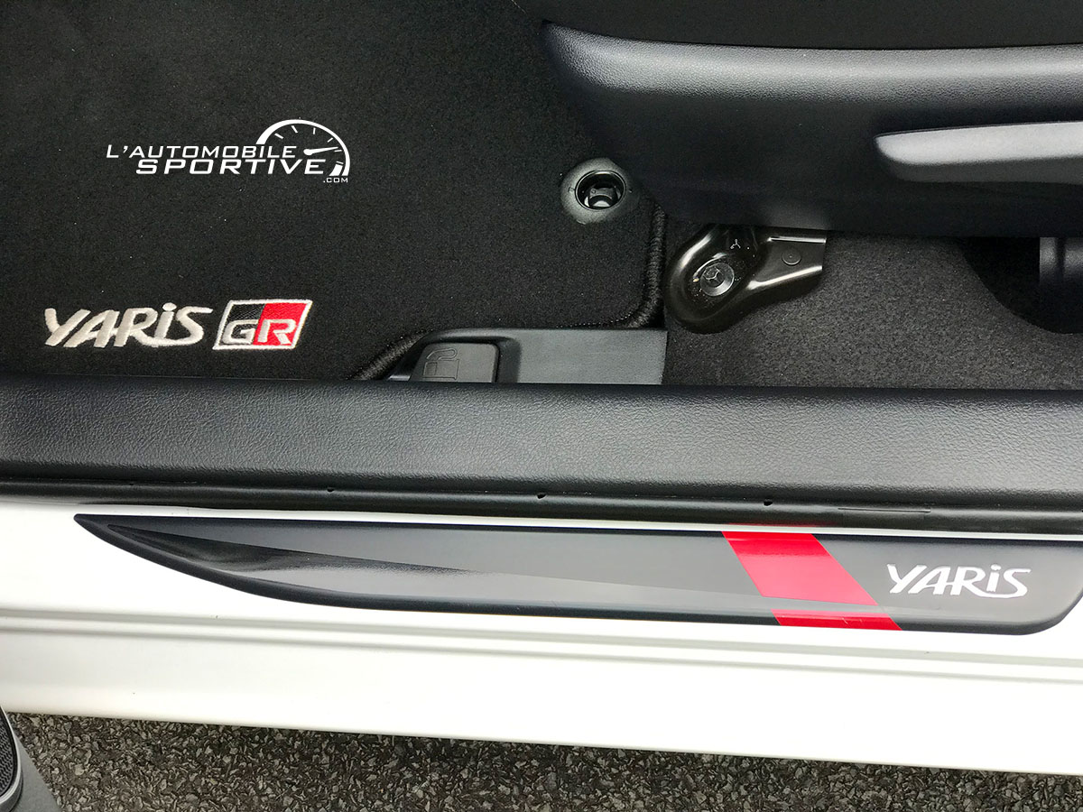 photo toyota_yaris_100h_gr_sport_04