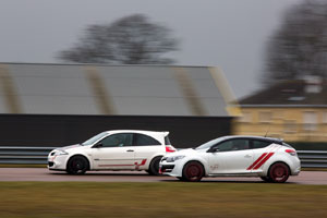 match megane rs trophy r vs r26r