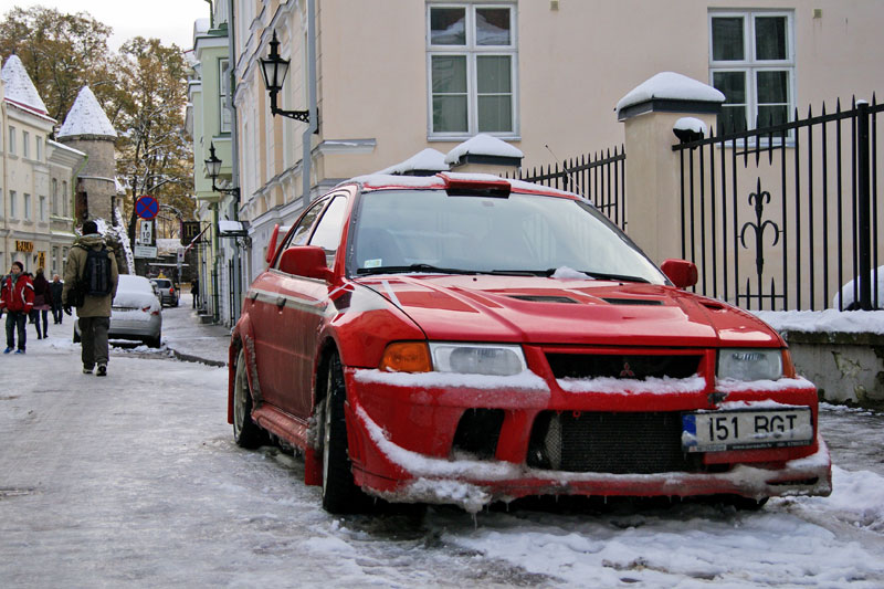 Une Lancer Evo sous la neige